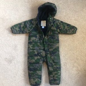 Hanna Andersson Camo Snowsuit 18-24 months (size 80).